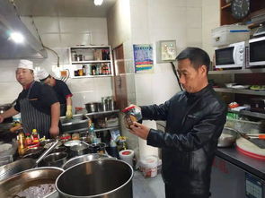 市區(qū)兩級(jí)市場(chǎng)監(jiān)督管理局檢查規(guī)范回民區(qū)餐飲服務(wù)單位 助推首府 三城同創(chuàng)