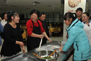 餐飲服務(wù)中心組織貧困學(xué)生 包餃子 迎新年